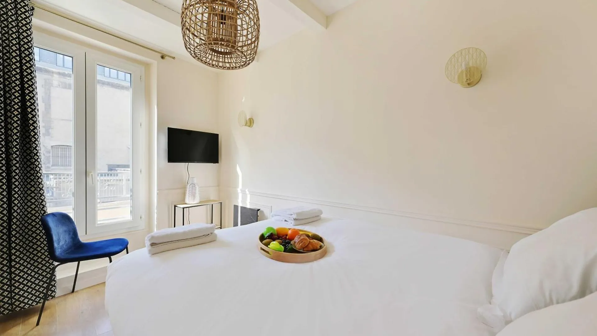 Beautiful 2br 4p Republique Temple